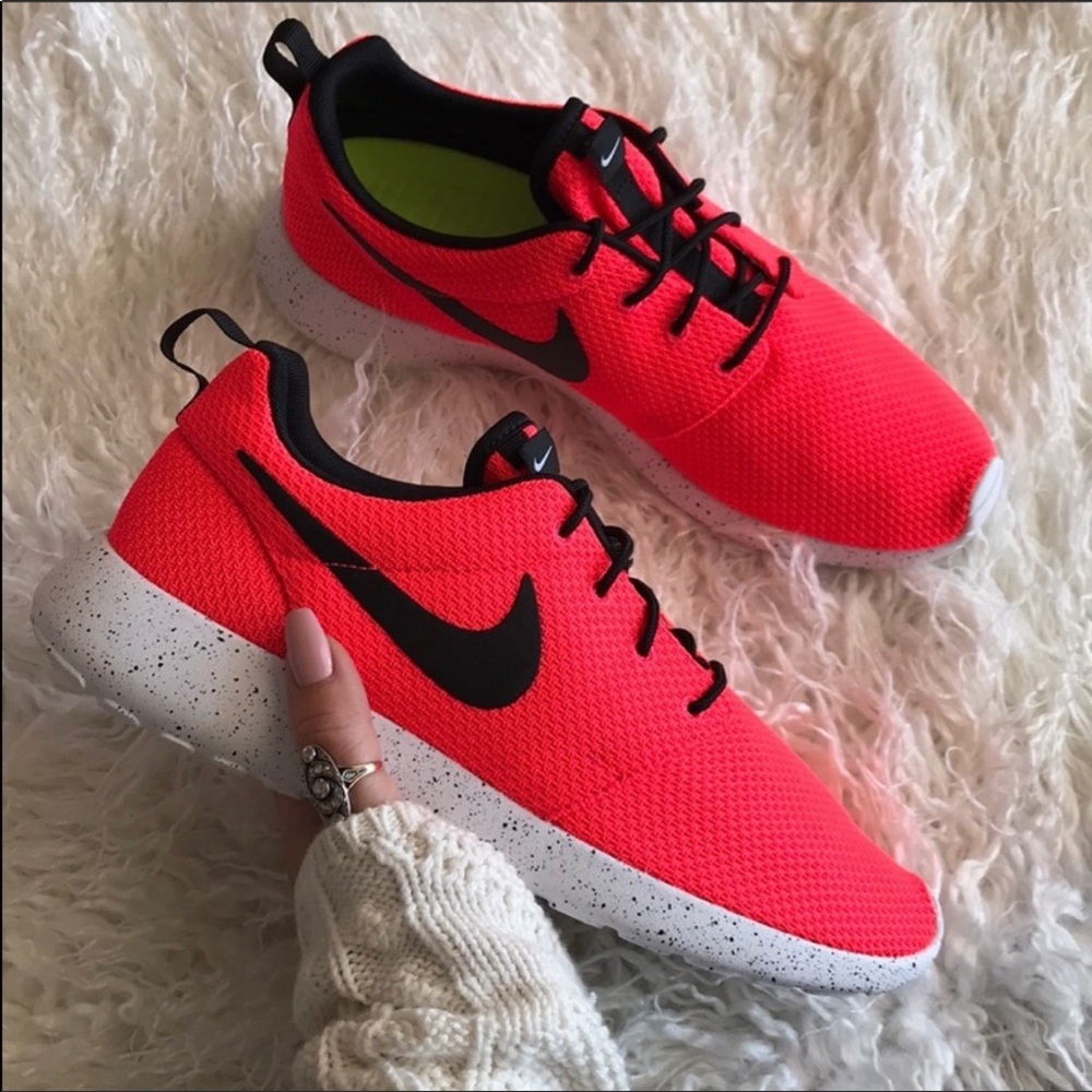 NWT Nike ID Custom Roshe One Neon Pink - Picture 5 of 8